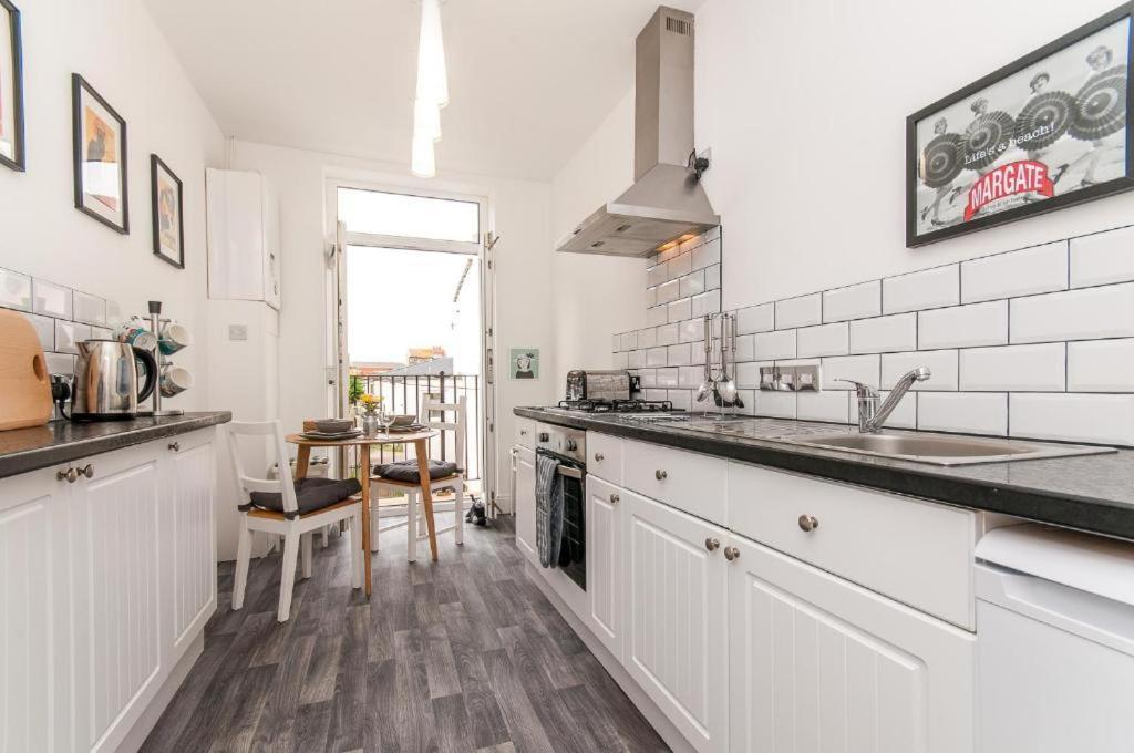 Seaside Serenity - Stunning Sea View Retreat Margate Exteriör bild